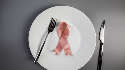 Una nutricionista recomienda 3 tipos de alimentos como parte de los cuidados para las personas con cáncer.