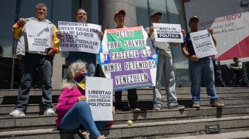 Familiares de presos políticos participan de una manifestación frente a la sede de la ONU en Caracas.