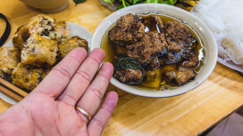 El bún cha es una combinación de albóndigas de cerdo a la parrilla con fideos de arroz.