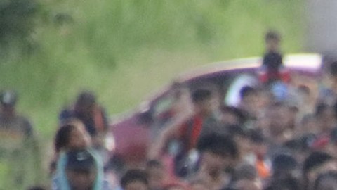 Cientos de migrantes salen en caravana en México ante retrasos en la CBP One