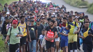 Cientos de migrantes salen en caravana en México ante retrasos en la CBP One