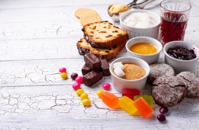 Los alimentos con azúcar y carbohidratos refinados crear picos de glucosa en sangre que afectan la energía de nuestro cuerpo.