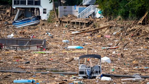 Escombros esparcidos en el lago tras el paso del huracán Helene, el miércoles 2 de octubre de 2024, en Lake Lure, Carolina del Norte.