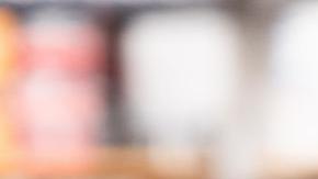 Una ilustración fotográfica muestra el libro de memorias de la exprimera dama Melania Trump, 'Melania'.