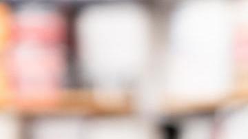 Una ilustración fotográfica muestra el libro de memorias de la exprimera dama Melania Trump, 'Melania'.