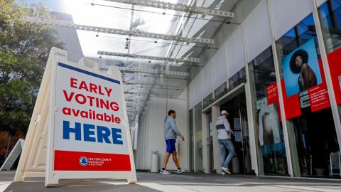 Los votantes llegan para emitir su voto durante la votación anticipada (Early Voting) en Georgia para las elecciones presidenciales de Estados Unidos.