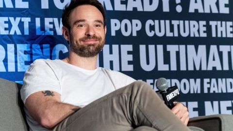 Charlie Cox participando en un evento.