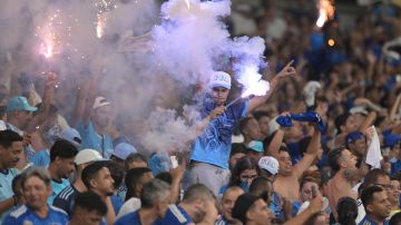 Hinchas de Cruzeiro durante un partido de las semifinales de la Copa Sudamericana entre Cruzeiro y Lanús.