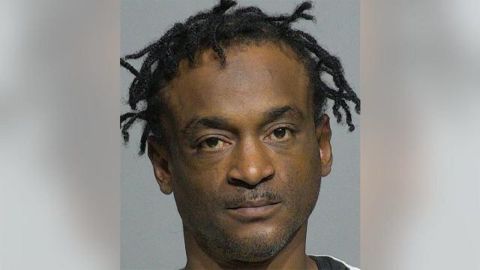 Hombre de Wisconsin mata a tiros a cajero en un local de pizza tras una discusión