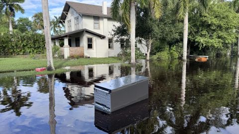 Una nevera flota sobre el agua en una calle inundada este jueves después del paso del huracán Milton en Fort Myers, Florida (EE.UU.).