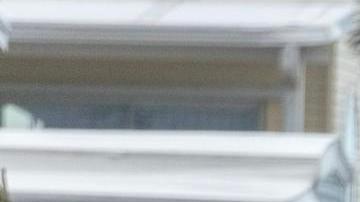 Una mujer camina por una calle inundada tras el paso del huracán Milton en Bradenton, Florida, EE.UU., el 10 de octubre de 2024.