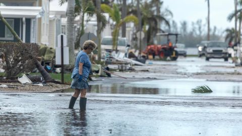 Una mujer camina por una calle inundada tras el paso del huracán Milton en Bradenton, Florida, EE.UU., el 10 de octubre de 2024.