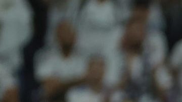 El defensa del Real Madrid Dani Carvajal sale del campo en camilla durante el partido de la jornada 9 de Liga que disputan Real Madrid y Villarreal.