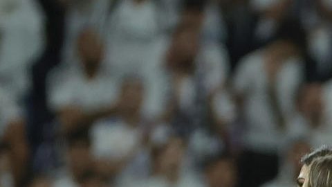 El defensa del Real Madrid Dani Carvajal sale del campo en camilla durante el partido de la jornada 9 de Liga que disputan Real Madrid y Villarreal.