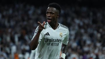 El delantero del Real Madrid Vinicius Jr. celebra su tercer gol, quinto del equipo blanco, durante el encuentro correspondiente a la fase regular de la Liga de Campeones entre Real Madrid y Borussia Dortmund. Kiko Huesca