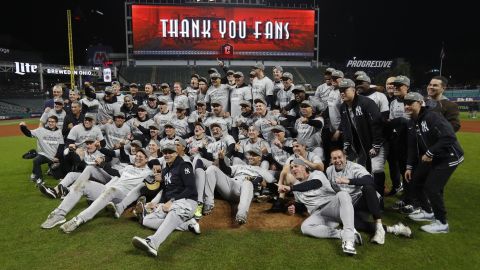 Los New York Yankees celebran tras ganar la Serie de Campeonato de la Liga Americana ante los Cleveland Guardians.