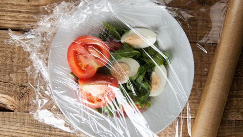 El envoltorio de alimentos sostenible está elaborado con semillas de aguacate como ingrediente principal, almidón de semillas de durian y yaca.