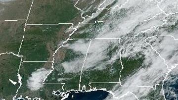 Fotografía satelital cedida este martes por la Oficina Nacional de Administración Oceánica y Atmosférica (NOAA) a través del Centro Nacional de Huracanes (NHC) estadounidense donde se muestra la localización de la tormenta tropical Kirk (abajo) en el Atlántico.
