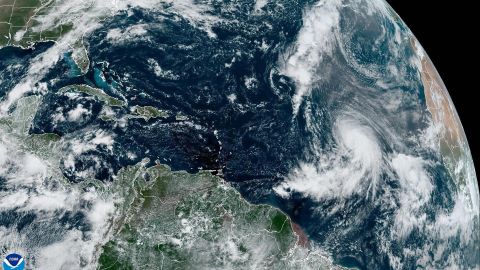 Fotografía satelital cedida este martes por la Oficina Nacional de Administración Oceánica y Atmosférica (NOAA) a través del Centro Nacional de Huracanes (NHC) estadounidense donde se muestra la localización de la tormenta tropical Kirk (abajo) en el Atlántico.