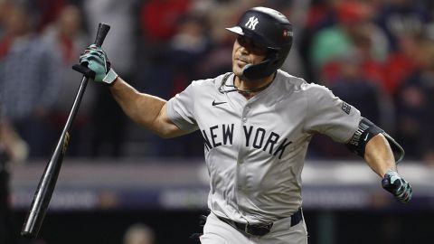 Giancarlo Stanton conectó un jonrón de dos carreras en el último juego ante los Guardians.