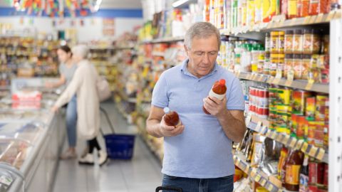 Hay alimentos que contienen compuestos que son conservarntes naturales, por eso se pueden consumir después de la fecha de vencimiento.