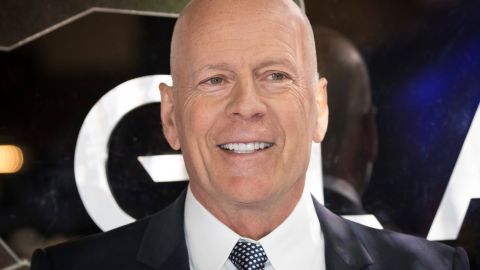 Bruce Willis permanece alejado del ojo público tras su diagnóstico de demencia frontotemporal.
