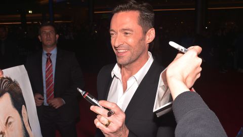 Hugh Jackman firmando autógrafos.