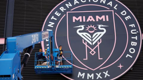 Logo del Inter Miami a las afueras del DRV PNK Stadium.