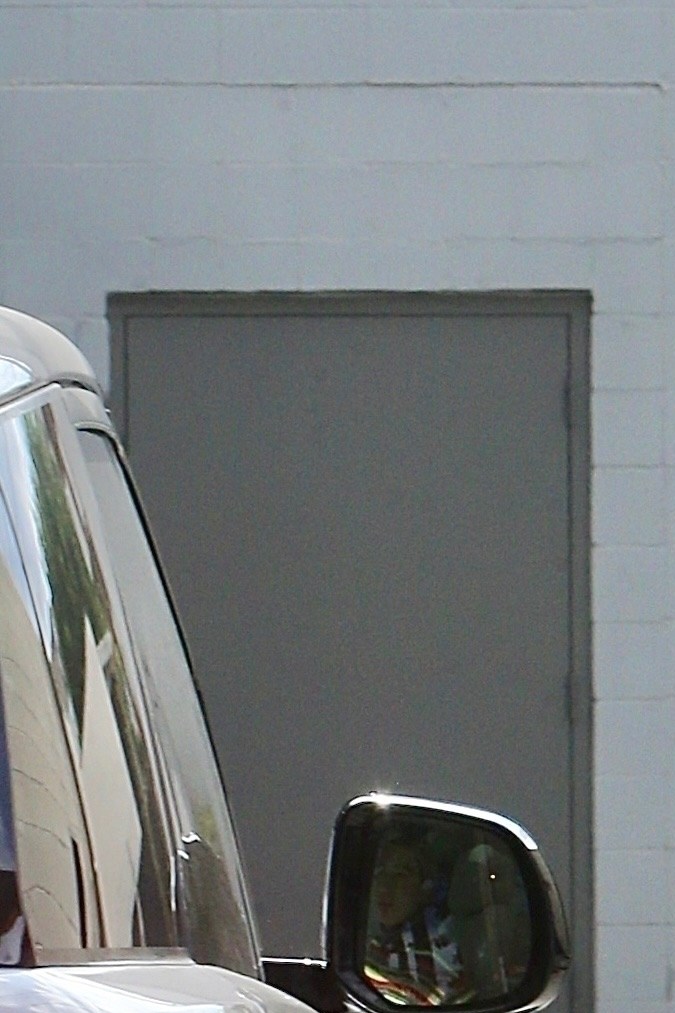 Jennifer López caminando.