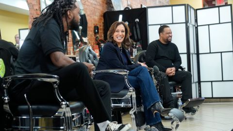 La candidata presidencial demócrata, la vicepresidenta Kamala Harris, en el centro, conversa con hombres negros en la barbería Philly Cuts durante una parada de campaña, el domingo 27 de octubre de 2024, en Filadelfia.