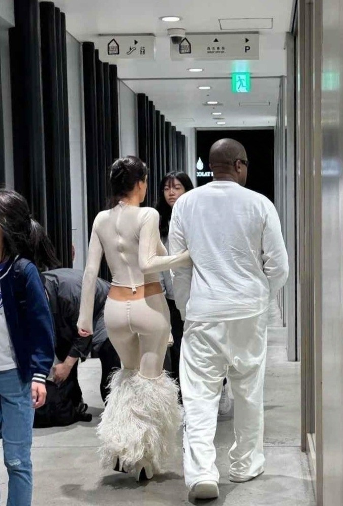 Kanye west y Bianca Censori caminando juntos.