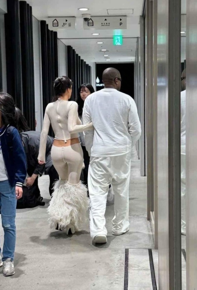 Kanye west y Bianca Censori caminando juntos.