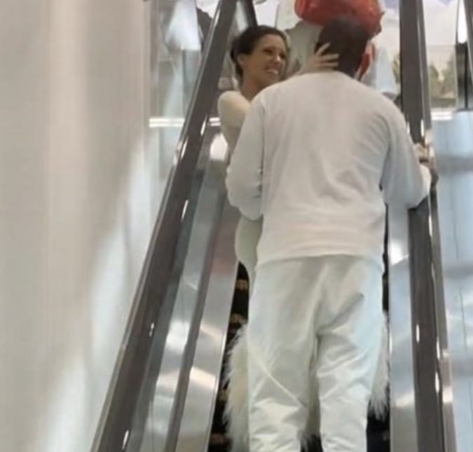 Kanye west y Bianca Censori caminando juntos.