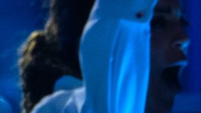 Karol G actuando en vivo.