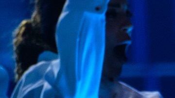 Karol G actuando en vivo.