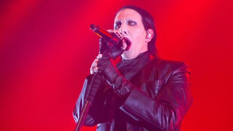 Marilyn Manson actuando en un show.