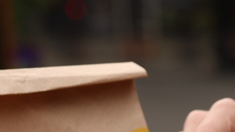 McDonald's dejan de vender estas hamburguesas por brote de E. coli: está bajo investigación