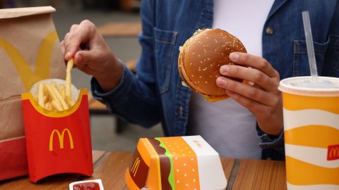 McDonald's dejan de vender estas hamburguesas por brote de E. coli: está bajo investigación