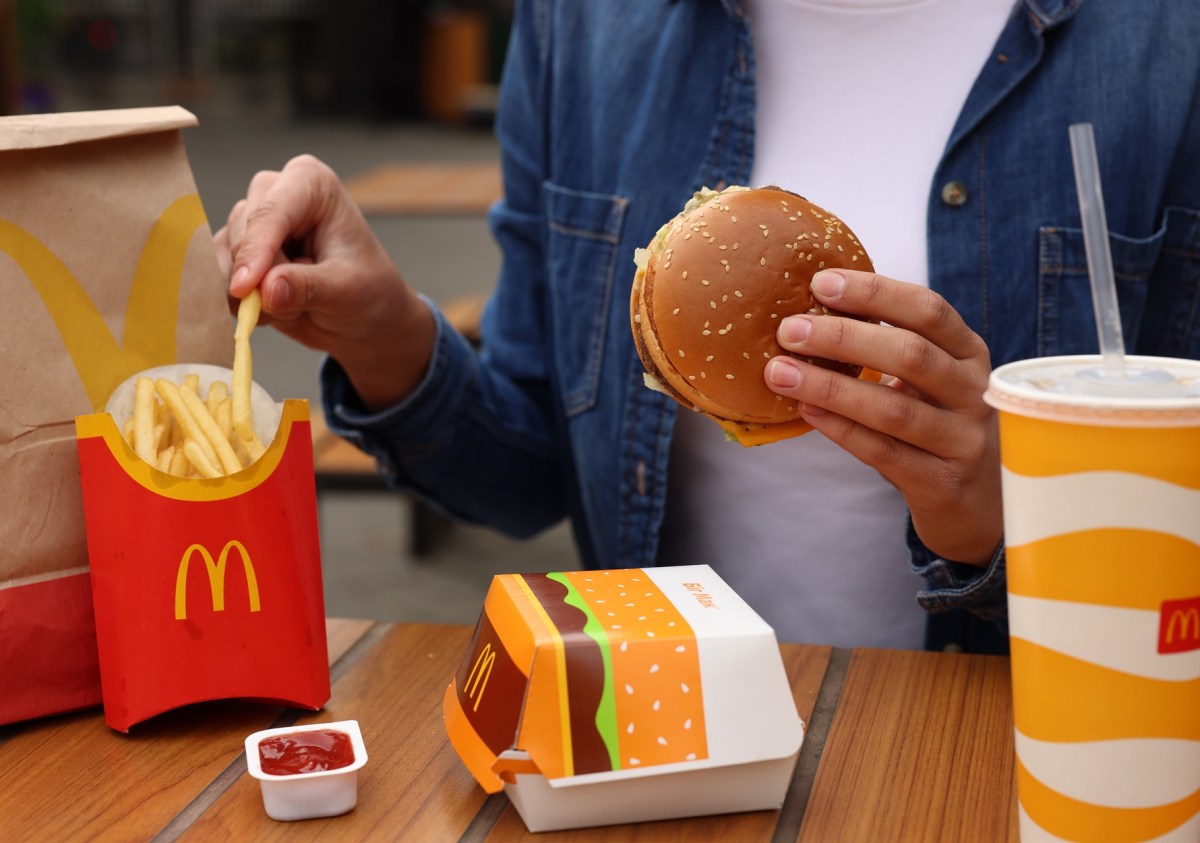 McDonald's deja de vender estas hamburguesas por brote de E. coli: está