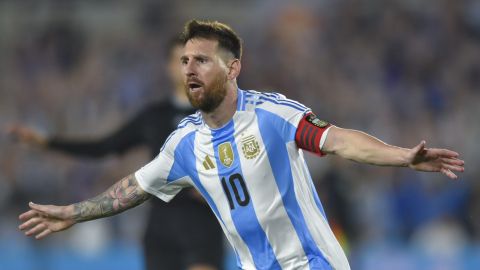 Lionel Messi celebra luego de encajarle un gol a Bolivia.