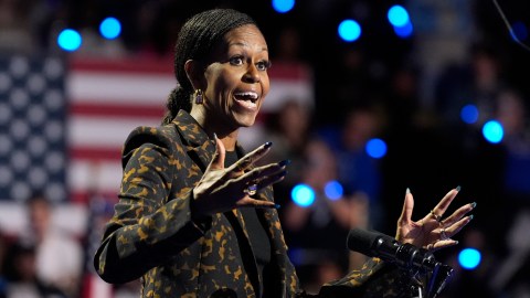 Michelle Obama pide a las mujeres votar por Kamala Harris en Míchigan