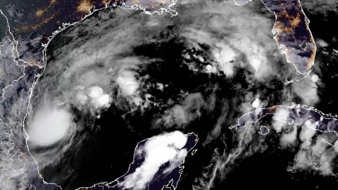Florida se prepara para el impacto del potencial huracán Milton