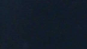 Rosalía y Jeremy Allen White caminando juntos.