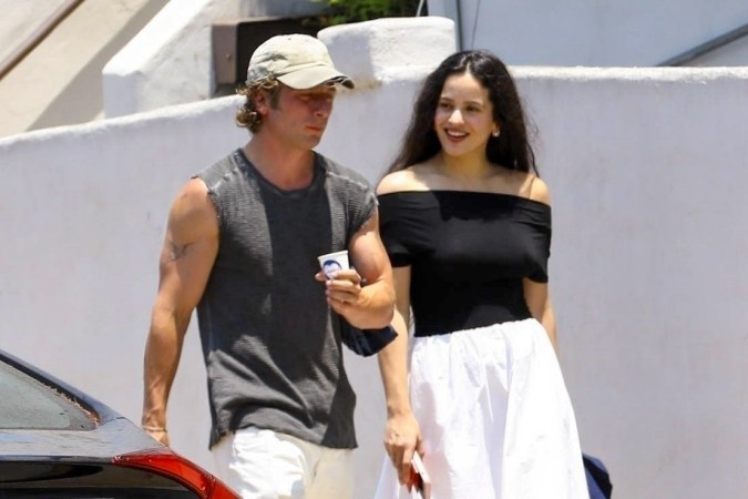 Rosalía y Jeremy Allen White caminando juntos.