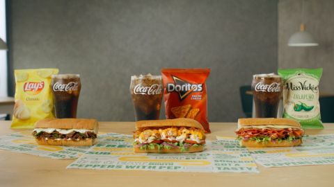 La oferta incluye un sándwich de seis pulgadas, papas fritas o dos galletas regulares y una bebida pequeña.