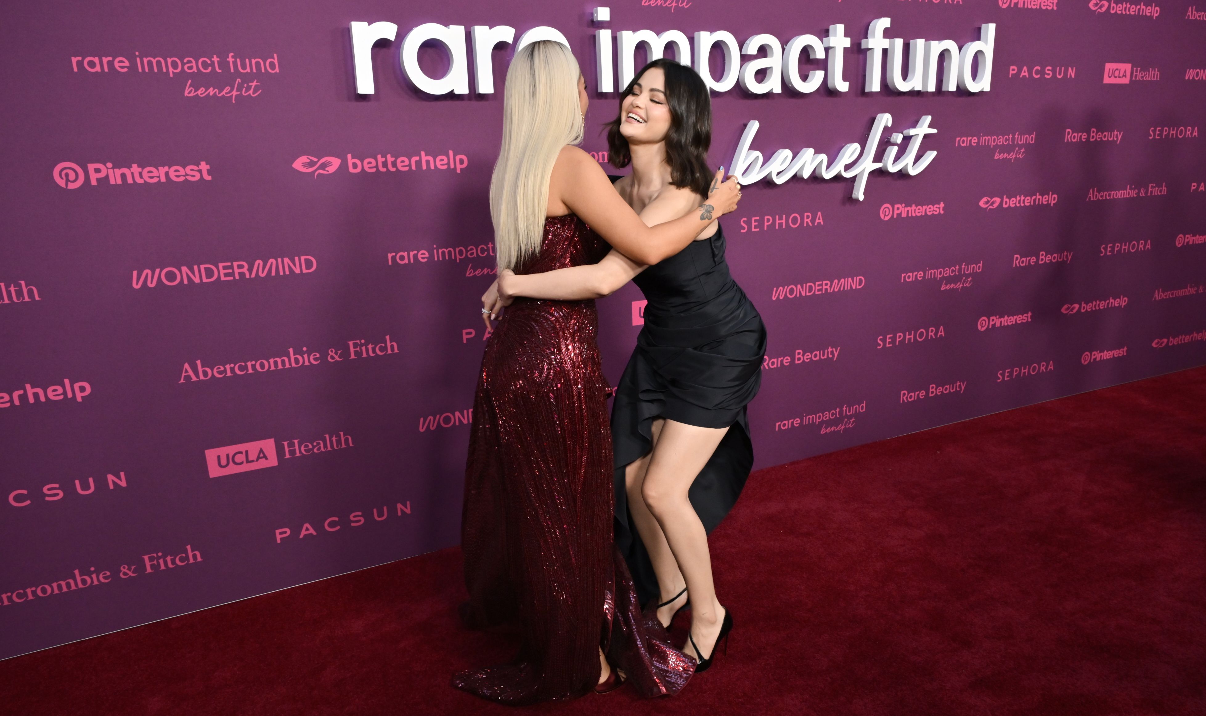 Selena Gómez y Karol G abrazándose.