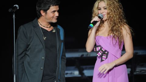 Shakira y Alejandro Sanz posando.