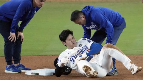 Shohei Ohtani se lesionó tratando de robarse la segunda base en el segundo juego de la Serie Mundial entre los Yankees y los Dodgers.