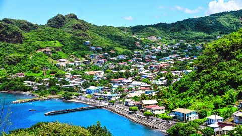 Este hermoso archipiélago cuya capital  es Kingston se encuentra al norte de Granada y al sur de Santa Lucía.