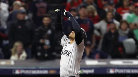 Juan Soto celebra tras el jonrón que le dio la clasificación a los New York Yankees a la Serie Mundial.